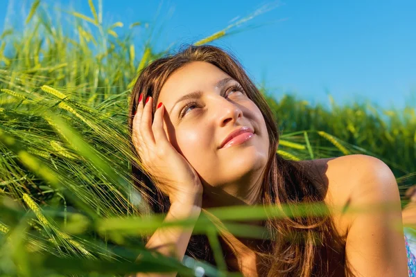Portrait of a beautiful young woman in the summer on the nature — Stock Photo, Image