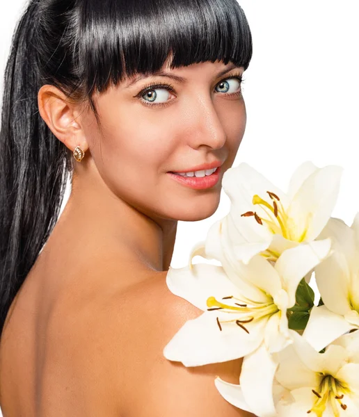 Portret van een mooie jonge vrouw met bloemen — Stockfoto