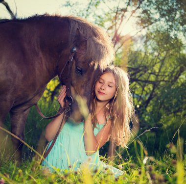 Doğa ata ile güzel bir kızın portresi
