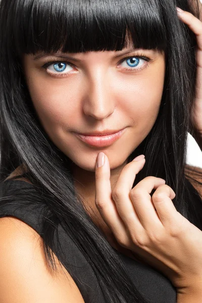 Retrato de bela jovem mulher de cabelos escuros de perto — Fotografia de Stock