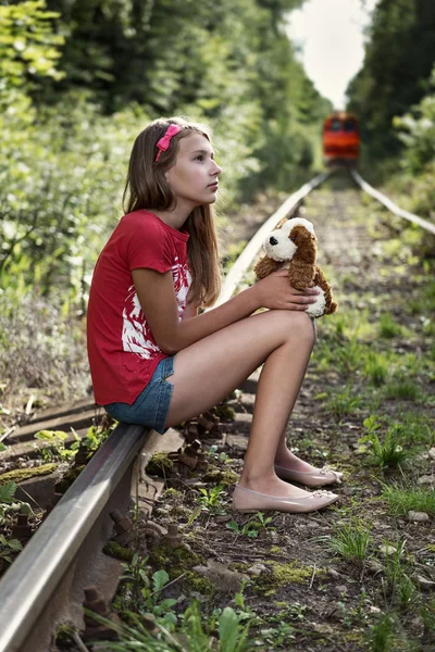 Portrait d'une adolescente triste sur le chemin de fer . — Photo