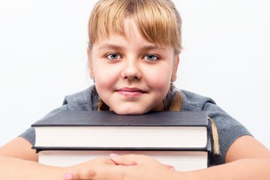 kitap ile güzel bir kız portresi.