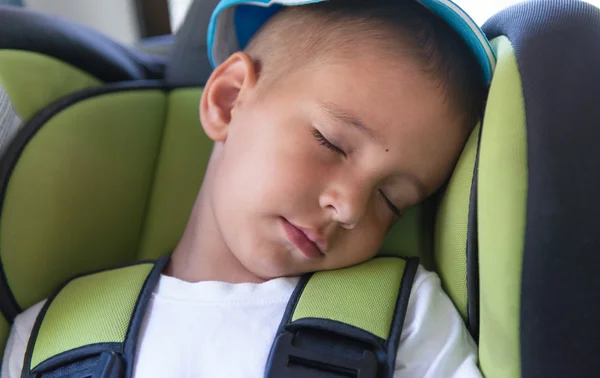 Portretul unui copil care doarme pe scaunul auto . — Fotografie, imagine de stoc