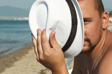 Yakışıklı bir genç adam sahilde portresi.