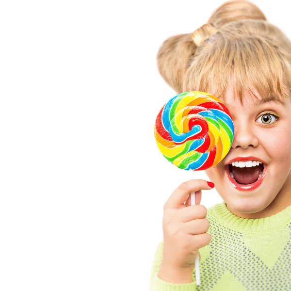 Portret van een vrolijk meisje met suikergoed op een witte achtergrond. — Stockfoto