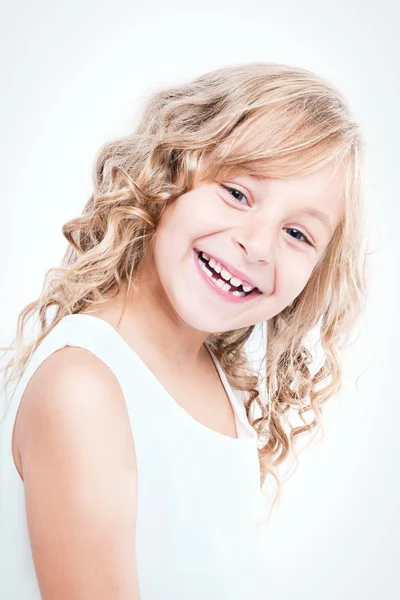 Retrato de una hermosa niña alegre . — Foto de Stock