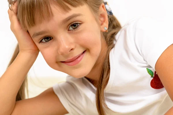 Ritratto di una bella bambina sorridente . — Foto Stock