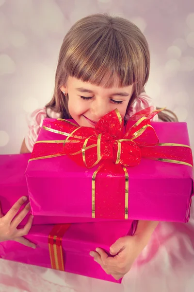Portret szczęśliwy małej dziewczynki z darów w ręce. — Zdjęcie stockowe
