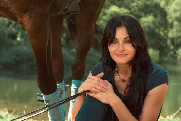 Retrato de una hermosa mujer con un caballo . —  Fotos de Stock