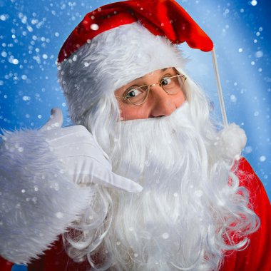 Bir motioned sana onu aramak için karizmatik Noel Baba geliyor.