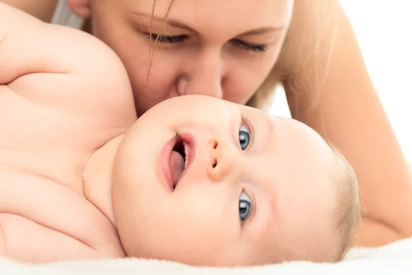 Rodziny. Kobieta i noworodka. Portret szczęśliwej matki i dziecka. Kobieta całuje niemowlę — Zdjęcie stockowe
