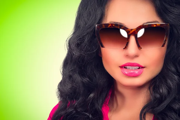 Porträt einer schönen jungen Frau mit Sonnenbrille. — Stockfoto