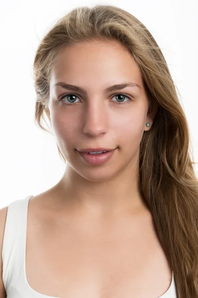 Retrato de una guapa adolescente rubia sobre un fondo claro . —  Fotos de Stock