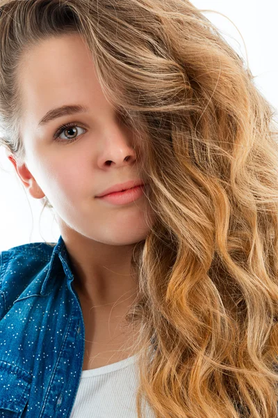 Retrato de uma bela jovem com cabelo luxuoso . — Fotografia de Stock