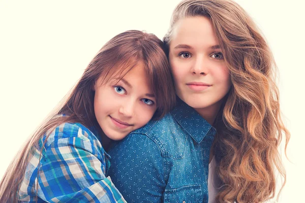 Female friendship. Portrait of two beautiful young women. — Stock Photo, Image