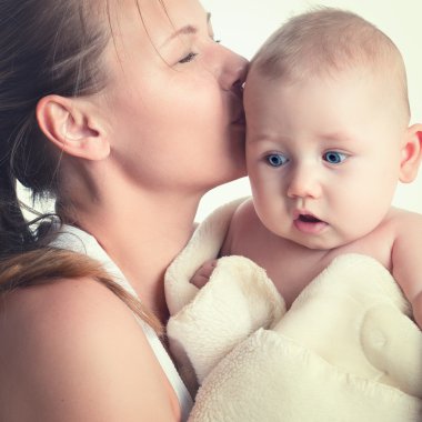 Aile. Yeni doğmuş çocuğu olan bir kadın. Mutlu bir anne ve bebeğin portresi