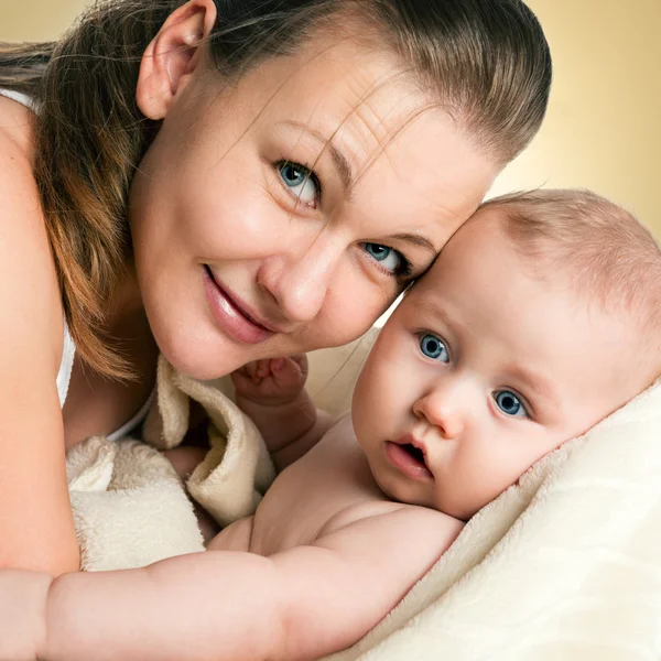 Family. Woman with a child. Portrait of a happy mother and baby. Photo close up — Stock Photo, Image