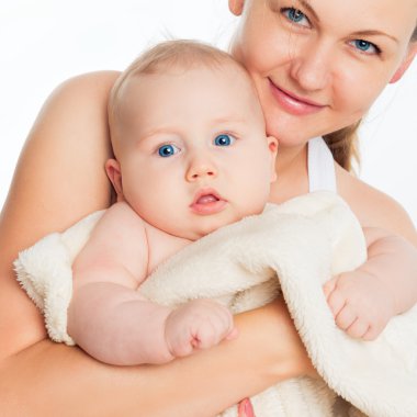 Aile. Çocuklu bir kadın. Bir bebek ile güzel gülümseyen genç anne Portresi