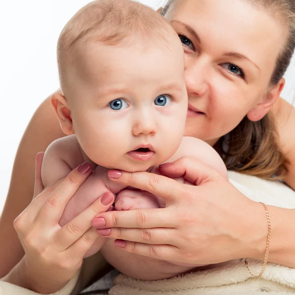 Aile. Çocuklu bir kadın. Bir bebek ile güzel gülümseyen genç anne Portresi