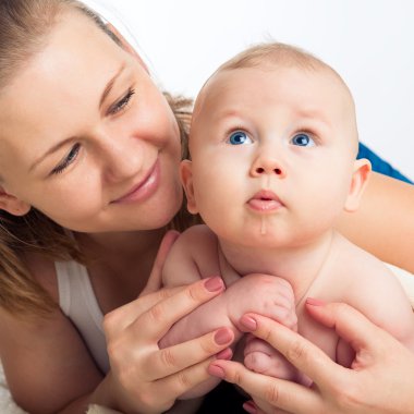 Aile. Çocuklu bir kadın. Bir bebek ile güzel gülümseyen genç anne Portresi