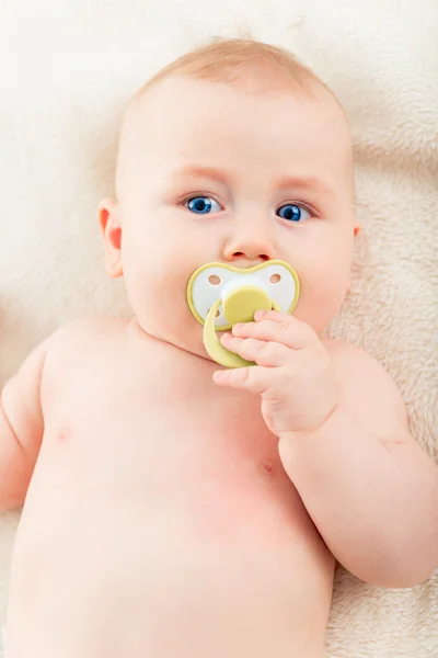 Новорожденный ребенок. Портрет очаровательного ребенка с пустышкой во рту . — стоковое фото