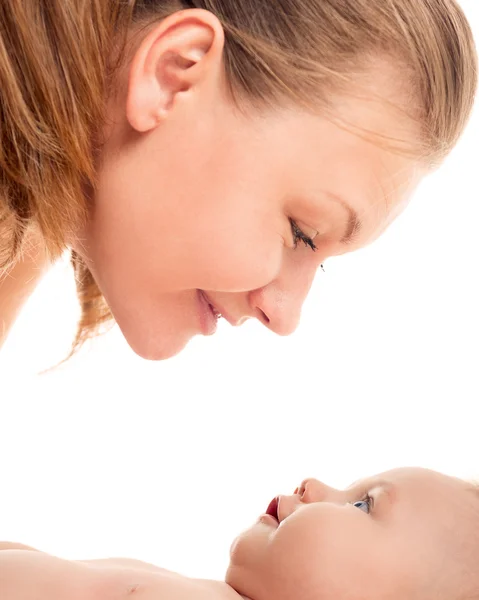 Семья. Женщина с ребенком. Портрет красивой улыбающейся молодой матери с ребенком на белом фоне — стоковое фото