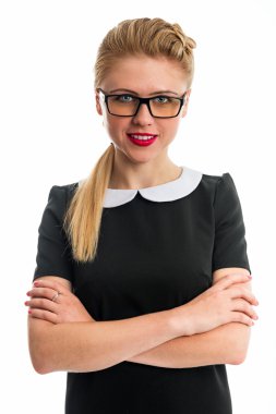 Beyaz zemin üzerine gözlük ile güzel bir genç sarışın kadın portresi.