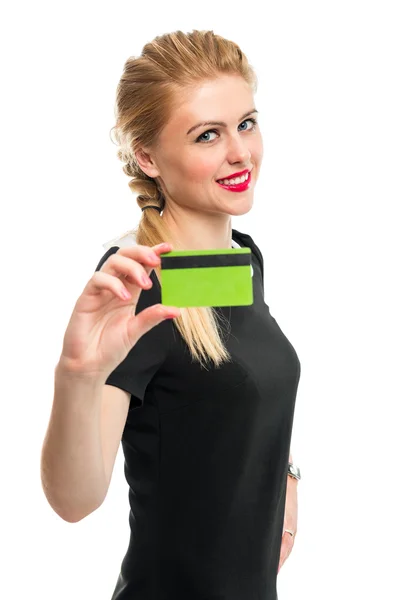 Portrét krásné mladé usmívající se žena s bankovní kartou. — Stock fotografie