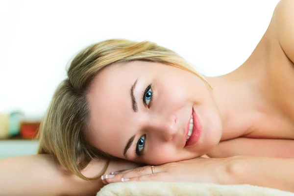 Retrato de una hermosa joven sonriente en un salón de belleza . — Foto de Stock