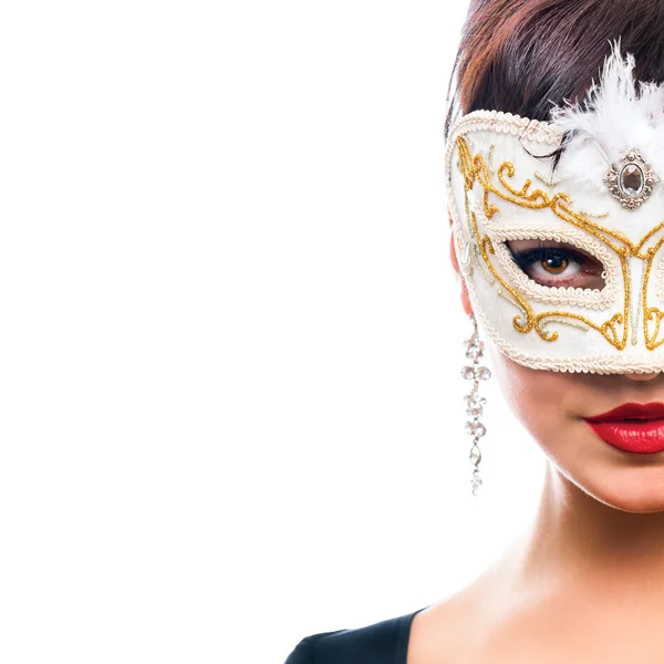 Portret van een mooie jonge vrouw in carnaval masker. — Stockfoto