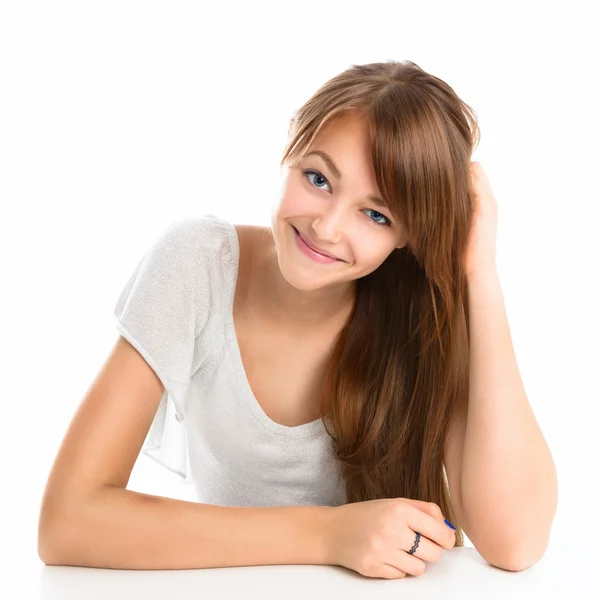 Ritratto di una bella giovane ragazza sorridente su uno sfondo leggero . Foto Stock Royalty Free