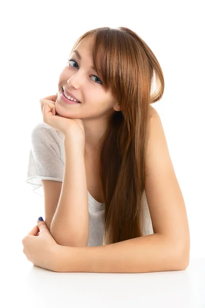 Porträt eines schönen jungen lächelnden Mädchens auf hellem Hintergrund. — Stockfoto