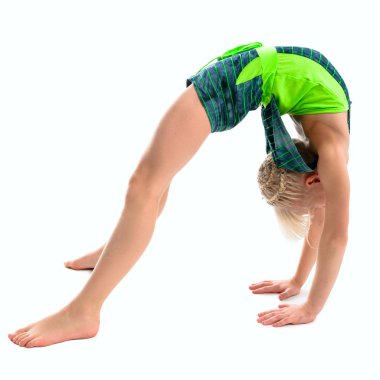 beyaz zemin üzerinde genç jimnastikçi.