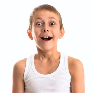 Hafif bir arka plan üzerinde mutlu hoş çocuk portresi.