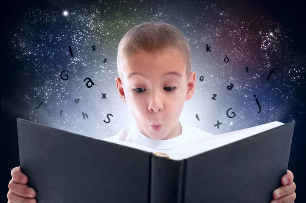 Niño descubrió el mundo mágico de los libros —  Fotos de Stock