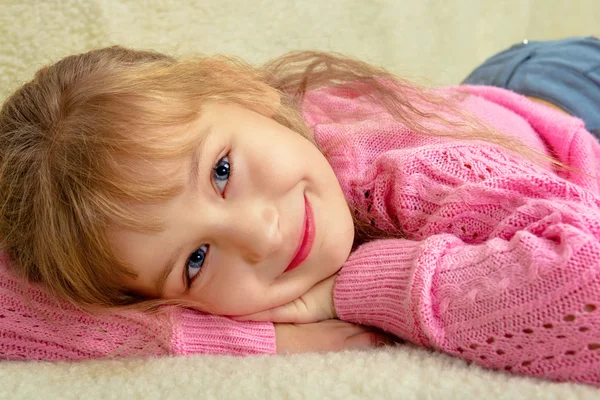 Retrato de una hermosa niña sonriente — Foto de Stock