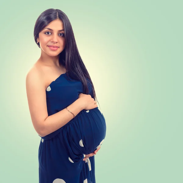 Portret van een mooie jonge zwangere vrouw — Stockfoto