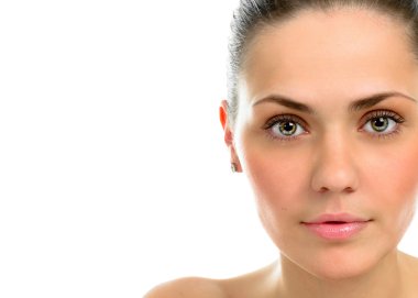 Beyaz arka plan üzerinde güzel bir genç kadının portresi. Yüz yakın çekim