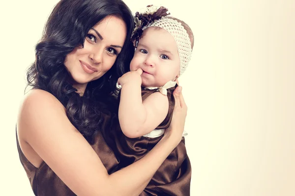 Portret van een mooie jonge moeder met een kleine dochter — Stockfoto