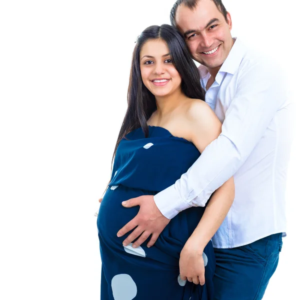 Familia. Hombre y mujer. Retrato de una hermosa pareja casada esperando un bebé — Foto de Stock