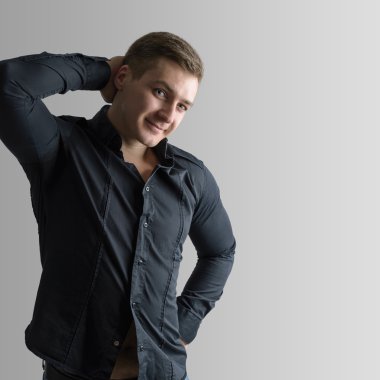 gri bir arka plan üzerinde yakışıklı bir adam portresi