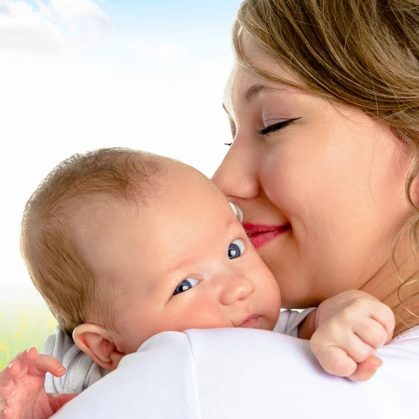 Portret szczęśliwy kobiety z dzieckiem — Zdjęcie stockowe