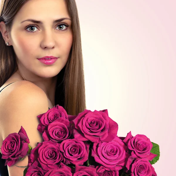 Retrato de una hermosa joven con flores —  Fotos de Stock