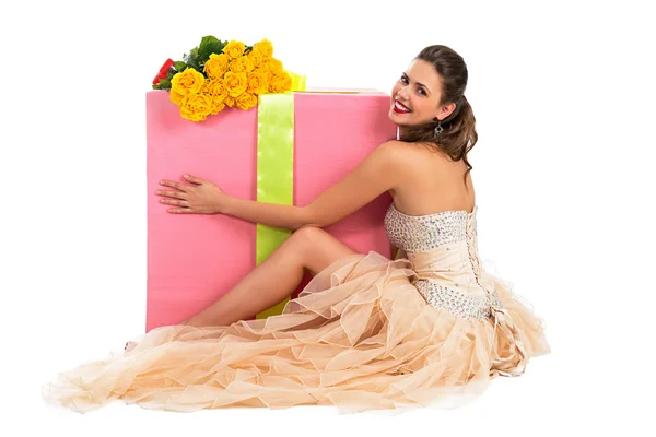 Porträt einer schönen, glücklichen Frau mit einem großen Geschenk — Stockfoto