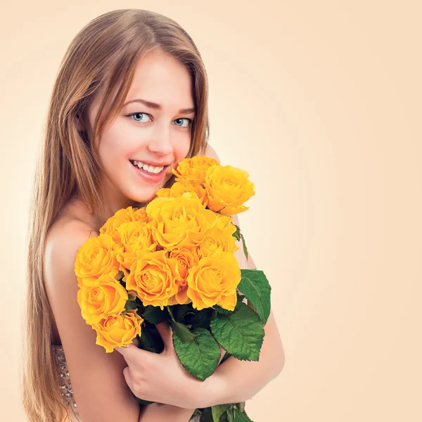 Portret van een mooie jonge vrouw met een boeket gele rozen — Stockfoto