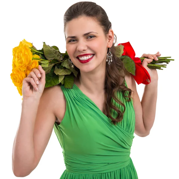 Retrato de bela mulher alegre com um buquê de flores — Fotografia de Stock