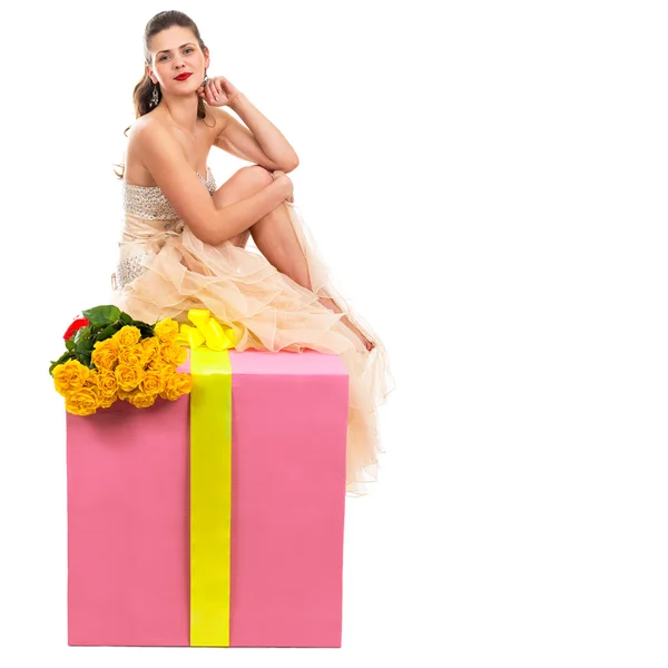 Porträt einer schönen, glücklichen Frau mit einem großen Geschenk — Stockfoto