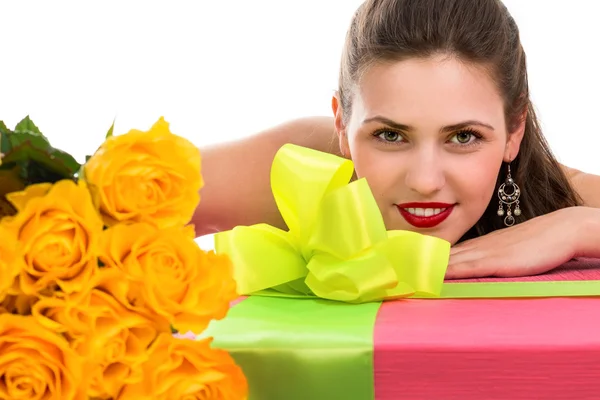 Portret van een mooie gelukkig vrouw met een cadeau — Stockfoto