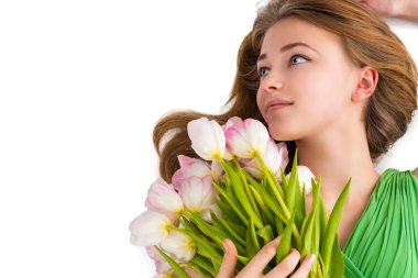 Çiçekli güzel bir genç kadının portresi.