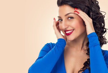 güzel bir genç gülümseyen kadın portresi